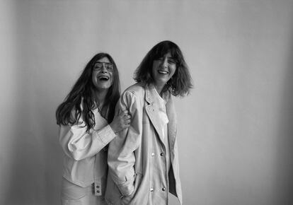 Isa calderón y Lucía Lijtmaer, las autoras del proyecto 'Deforme semanal', visten de Isabel Marant.