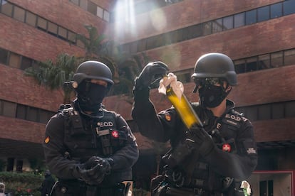 O campus é a zona zero de uma batalha campal, que confrontou os ativistas radicais que se revoltaram dentro do complexo com a polícia em 18 de novembro, embora pareça o cenário pós-apocalipse em que a vida estava congelada. Na foto, dois policiais revisam um coquetel molotov dentro do campus da universidade, nesta terça-feira.