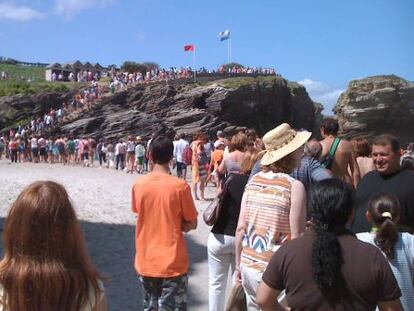 Largas colas de visitantes en la playa de As Catedras, en Ribadeo