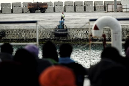 Las miradas curiosas de los 256 migrantes observan con atención la maniobra de desembarque en el puerto de Porto Empedocle, una pequeña localidad marinera del sur de Sicilia (Italia). A lo lejos, las autoridades italianas van llegando para recibir a los recién rescatados.