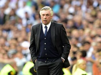 Ancelotti, durante el duelo contra el Valencia en el Bernab&eacute;u.