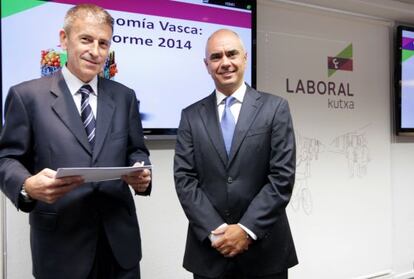 Joseba Madariaga y Xabier Egibar, en la presentación del informe de coyuntura económica de Laboral Kutxa.