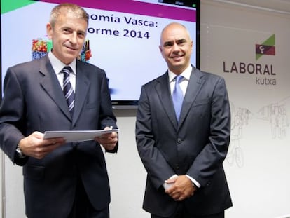 Joseba Madariaga y Xabier Egibar, en la presentación del informe de coyuntura económica de Laboral Kutxa.