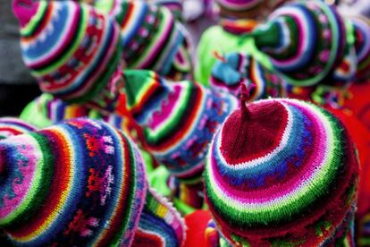 Gorros tradicionales (chullos) en Cuzco.