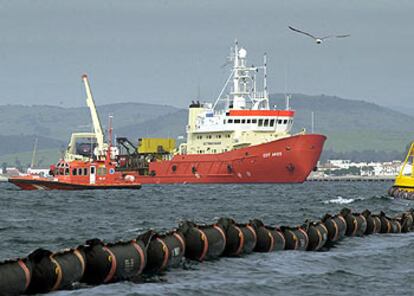 El buque <i>Ares,</i> ayer, en la zona donde su hundió la gabarra llena de fuel en la bahía de Algeciras.