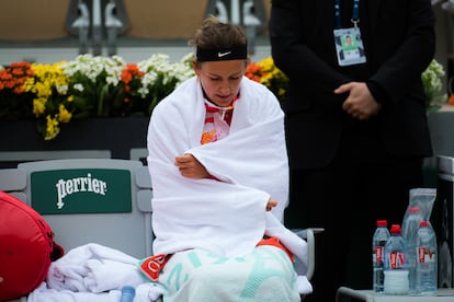 Azarenka se protege con una toalla durante su partido contra Kovinic en París.