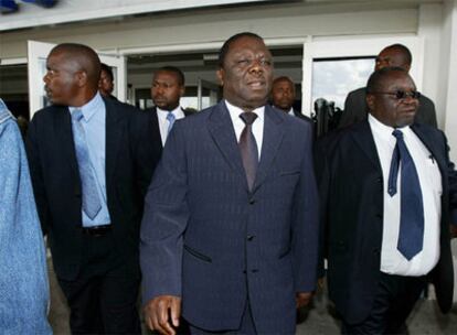 El líder de la oposición de Zimbabue, Morgan Tsvangirai, en el centro, a su llegada al aeropuerto internacional de Harare.
