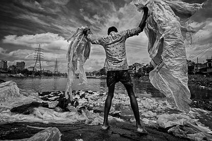 En la densamente poblada ciudad de Dacca, la capital de Bangladés, el plástico se ha convertido en un grave problema de gestión de residuos. Miles de recicladores informales, como la de la imagen de la muestra 'Plastic treasure', contribuyen a reducir la contaminación plástica.