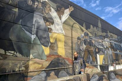 El artista Javier Lobo ha pintado la obra en las inmediaciones de la ermita de San Antonio de la Florida, que alberga los restos del genio zaragozano. El mural ha sido encargado por el Ayuntamiento de la capital.