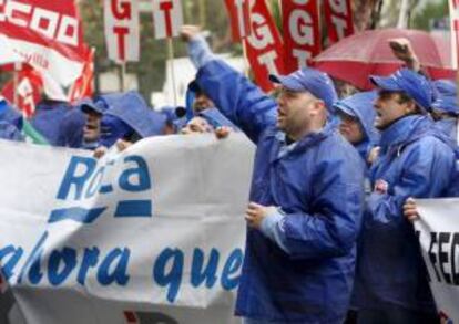 Trabajadores de la empresa Cerámicas Bellavista, filial del grupo Roca, se manifestan en Barcelona contra el ERE