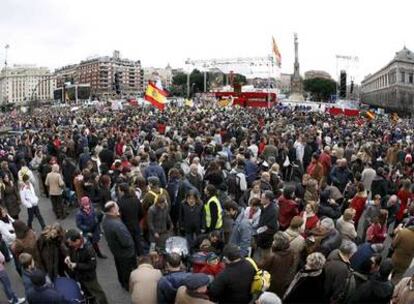 Primeros congregados en la plaza de Colón para asistir a la convocatoria del arzobispado de Madrid