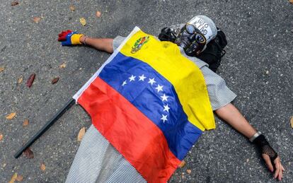 Un opositor, durante una protesta en Caracas.