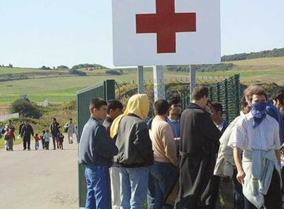 Inmigrantes sin papeles en el puesto de Cruz Roja en el que se refugiaban en Sangatte (Francia) en 2001.