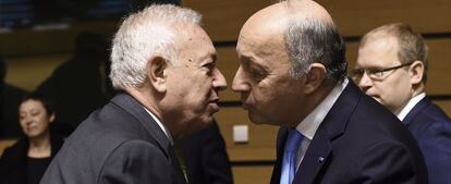 Margallo (esquerra) saluda el ministre d'Afers Exteriors francès.