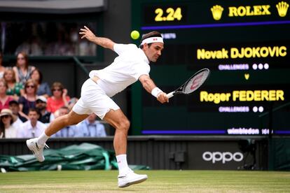 Federer se esfuerza por llegar a una pelota durante la final.