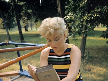 Marilyn Monroe, con el 'Ulises' de James Joyce, en Long Island en 1955.