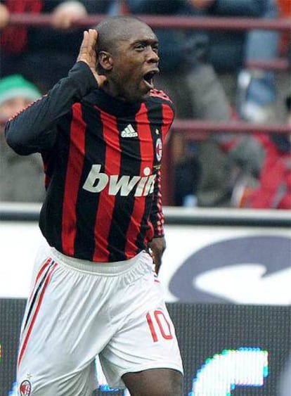 Clarence Seedorf celebra su gol frente al Cagliari.