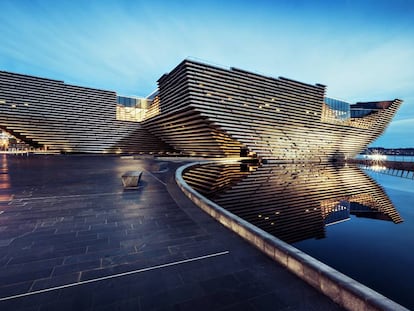 La bahía del Río Tay acoge el nuevo museo, como una mole de hormigón que se retuerce. 