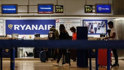 Mostradors de Ryanair a l'aeroport de Madrid-Barajas.