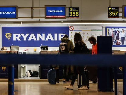 Mostradors de Ryanair a l'aeroport de Madrid-Barajas.