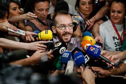 El diputado de Unidas Podemos Pablo Echenique habla con los medios en el Congreso en el día de la segunda votación de investidura.