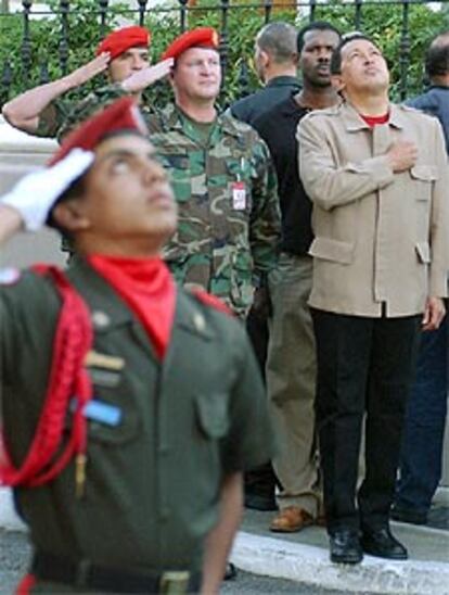 Chávez rinde honores a la bandera venezolana, ayer en Caracas.