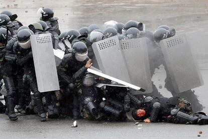 Policías antidisturbios, durante los enfrentamientos con los manifestantes de la oposición, en el centro de Bishkek, la capital kirguiza.