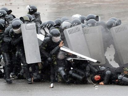 Policías antidisturbios, durante los enfrentamientos con los manifestantes de la oposición, en el centro de Bishkek, la capital kirguiza.
