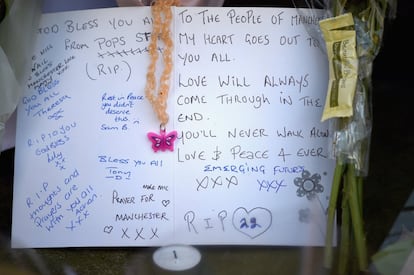 Mensajes depositados en St Ann's Square en homenaje a las víctimas de la explosión durante el concierto de Ariana Grande en el Manchester Arena, este lunes.