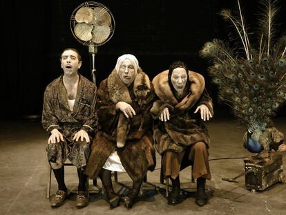 Los integrantes de La Zaranda interpretan <i>Nadie lo quiere creer. La patria de los espectros,</i> en el Teatro Español hasta el 26 de junio.