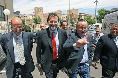 El líder del Partido Popular, Mariano Rajoy (en el centro), junto a Josep Piqué (derecha) y el diputado del PP Francesc Ricomà,  paseando por las calles de Tarragona antes de un mitin.