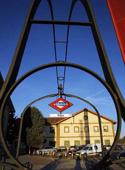 Entrada a la estación de metro de Pitis.