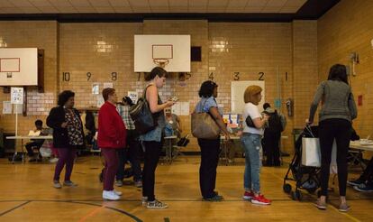 Votantes en un colegio electoral de Nueva York.