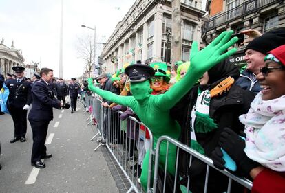 Espectadores disfrazados durante el desfile de San Patricio en Dublín (Irlanda).