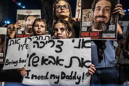 Dos niños sostenían ayer en Tel Aviv carteles en los que se leía “Traed de vuelta a mi papá” y “Necesito a mi papá”.