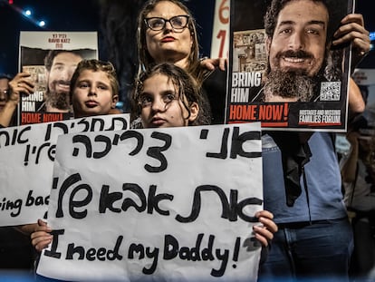 Dos niños sostenían ayer en Tel Aviv carteles en los que se leía “Traed de vuelta a mi papá” y “Necesito a mi papá”.