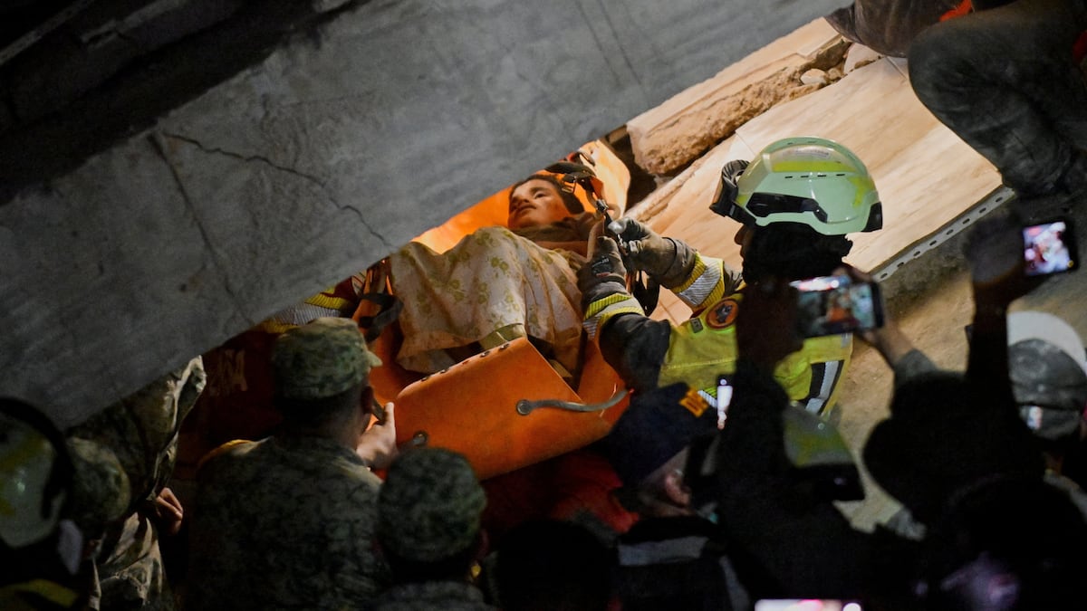 Qué son los 'huecos de vida' y por qué son clave para salvar vidas bajo los escombros tras el terremoto de Venezuela
