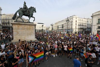 Concentración en protesta contra el asesinato de Samuel Luiz en la Puerta del Sol este domingo.