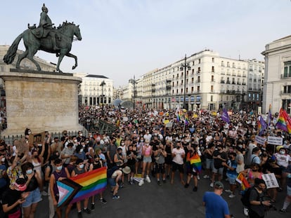 Concentración en protesta contra el asesinato de Samuel Luiz en la Puerta del Sol este domingo.
