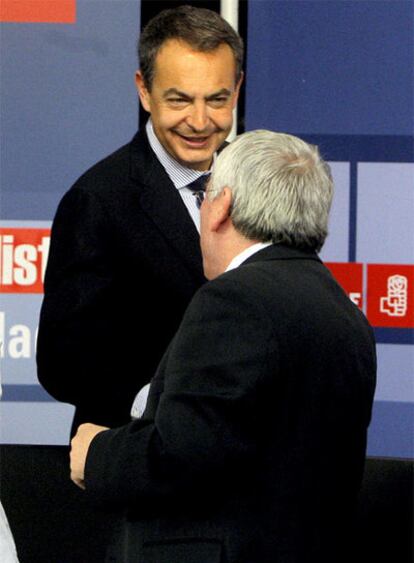 Zapatero saluda a Pedro Castro, presidente de la FEMP.
