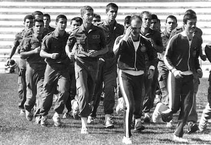 10 de octubre de 1985. El príncipe Felipe corre, junto a sus compañeros, en la Academia Militar de Zaragoza.