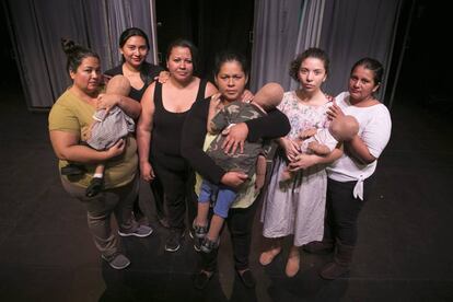 Desde la izquierda, Ruth Henríquez, Magali Lemus, Magali Henríquez, Evelyn Chileno, Marian Santamaría y Wendy Hernández, elenco de la obra 'Si vos no hubieras nacido'.