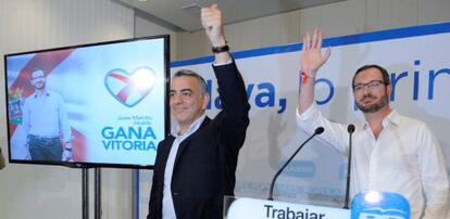 Javier de Andrés, junto a Javier Maroto, este jueves en un acto electoral en Vitoria.