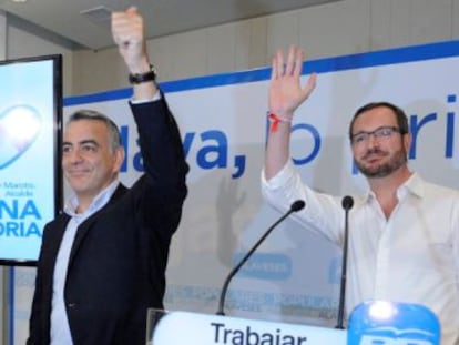 Javier de Andrés, junto a Javier Maroto, este jueves en un acto electoral en Vitoria. 