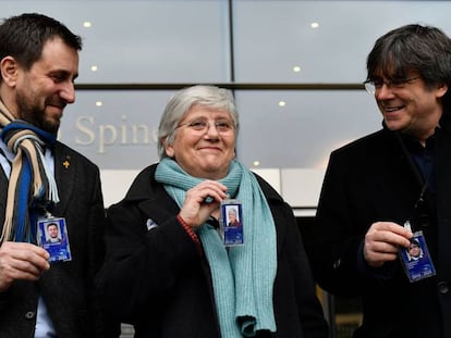 Clara Ponsatí posa junto a su credencial de eurodiputada en compañía de Toni Comín y Carles Puigdemont, en Bruselas, el 5 de febrero.