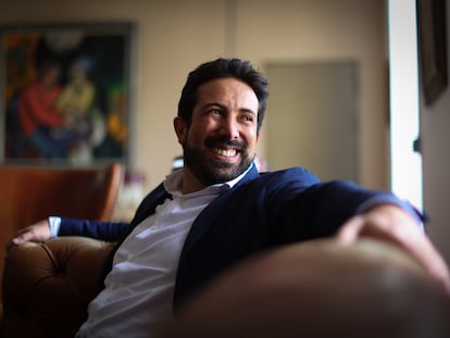 Diego Guevara Castañeda, ministro de hacienda y crédito público de Colombia, en su despacho de Bogotá, el 13 de marzo de 2025.