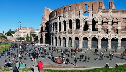 Coliseo romano con turistas