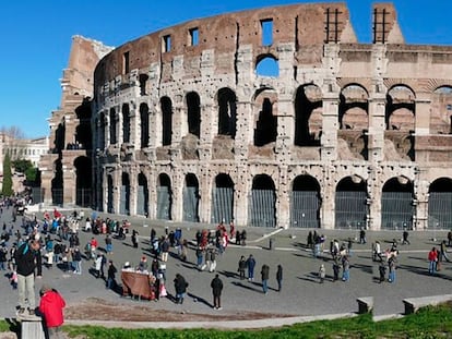 Coliseo romano con turistas