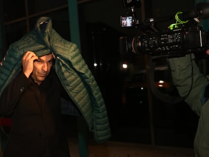El productor de cine Javier Pérez Santana, a la salida del Juzgado de Instrucción número 6 en funciones de guardia de Zaragoza, que ha decretado libertad con cargos para el detenido.