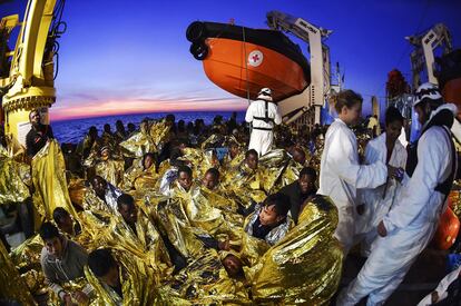 La oscuridad de la noche ha seguido siendo testigo de la llegada de migrantes hasta las costas libias e italianas. Muchos de ellos, refugiados de conflictos africanos y de Oriente Próximo.